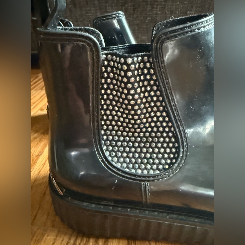 MICHAEL Michael Kors. Lulu Rain boot. Black. Size 8. - Picture 3 of 12